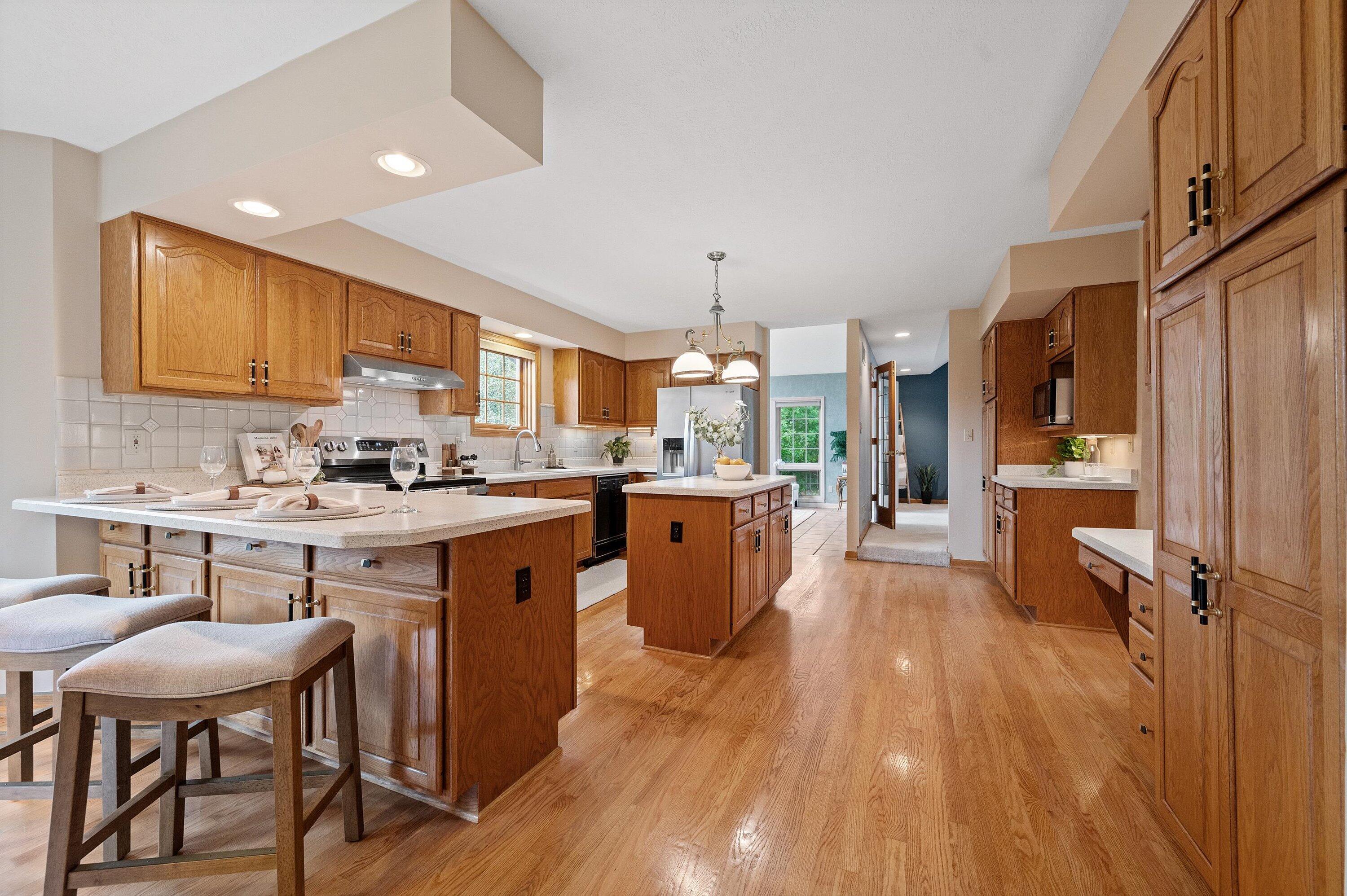 W299-n1828 Wind Ridge Court Delafield, WI 53072 - Photo 14 of 87 Kitchen
