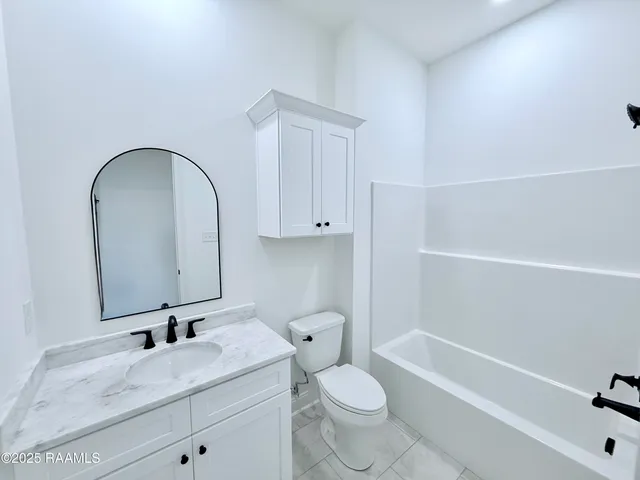 $242,400 | 230 Berchman Oaks Drive, Lafayette, LA 70506