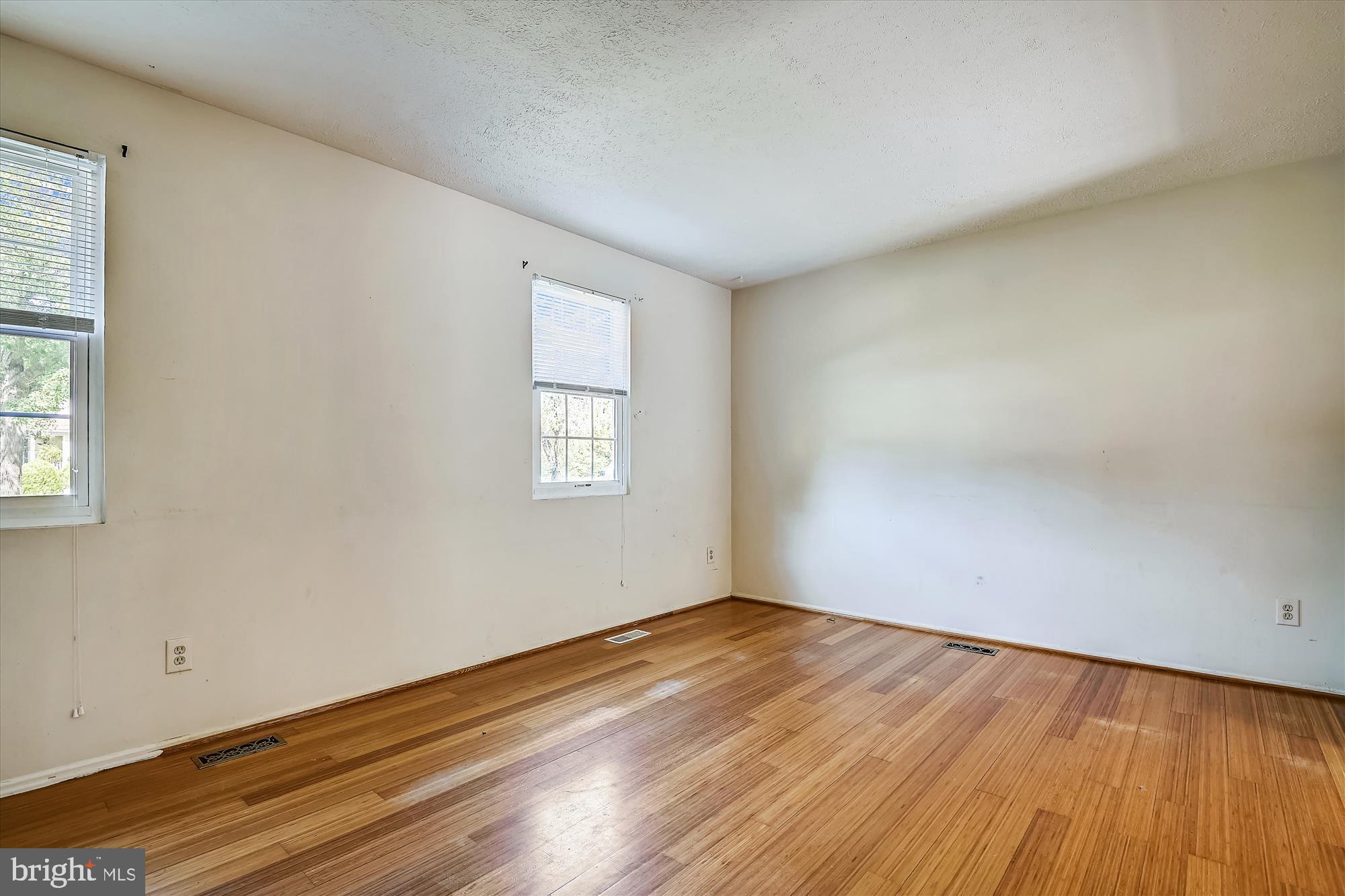1210 Hunter Road Pasadena, MD 21122 - Photo 11 of 42 Living Room