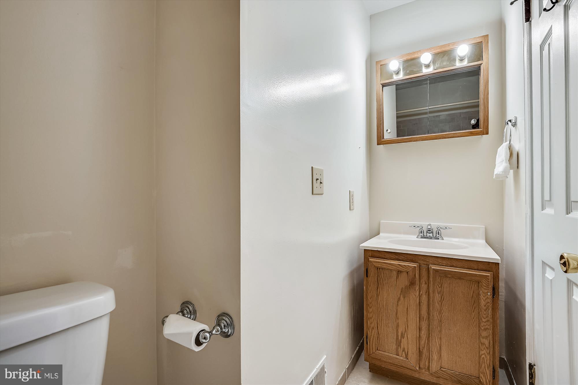 1210 Hunter Road Pasadena, MD 21122 - Photo 27 of 42 Upper Level Hall Bath