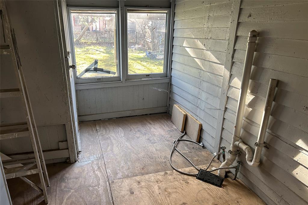 701 South Clements Street Gainesville, TX 76240 - Photo 12 of 28 a view of a room with gym equipment