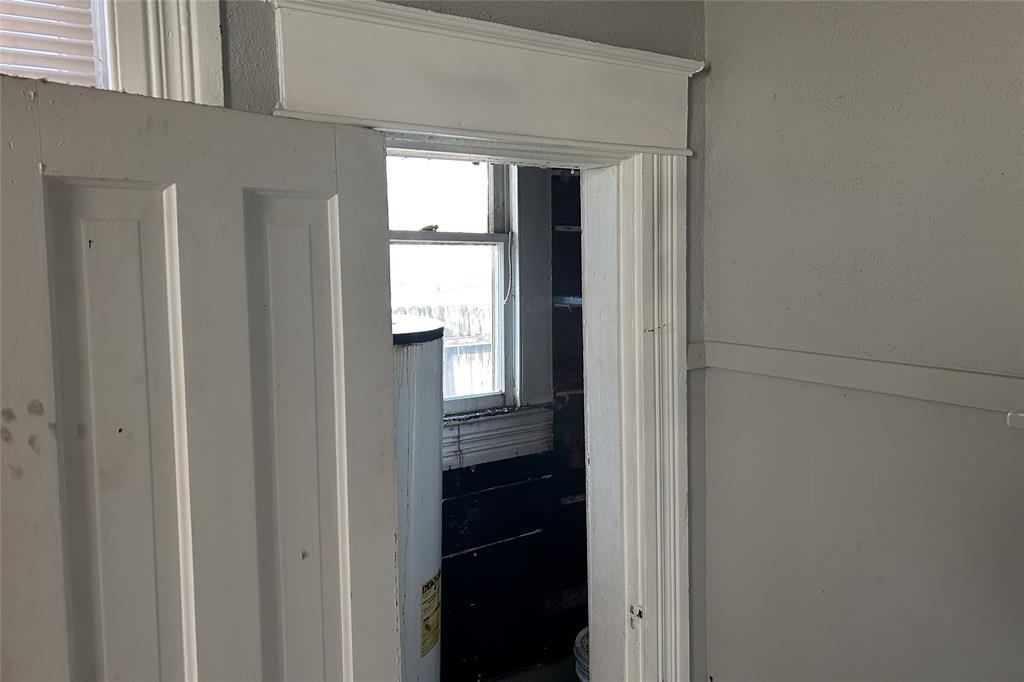 701 South Clements Street Gainesville, TX 76240 - Photo 13 of 28 a view of front door