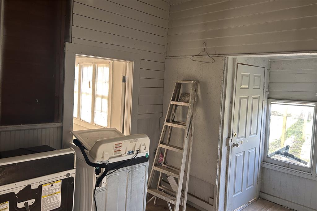 701 South Clements Street Gainesville, TX 76240 - Photo 14 of 28 a bathroom with a tub sink and window