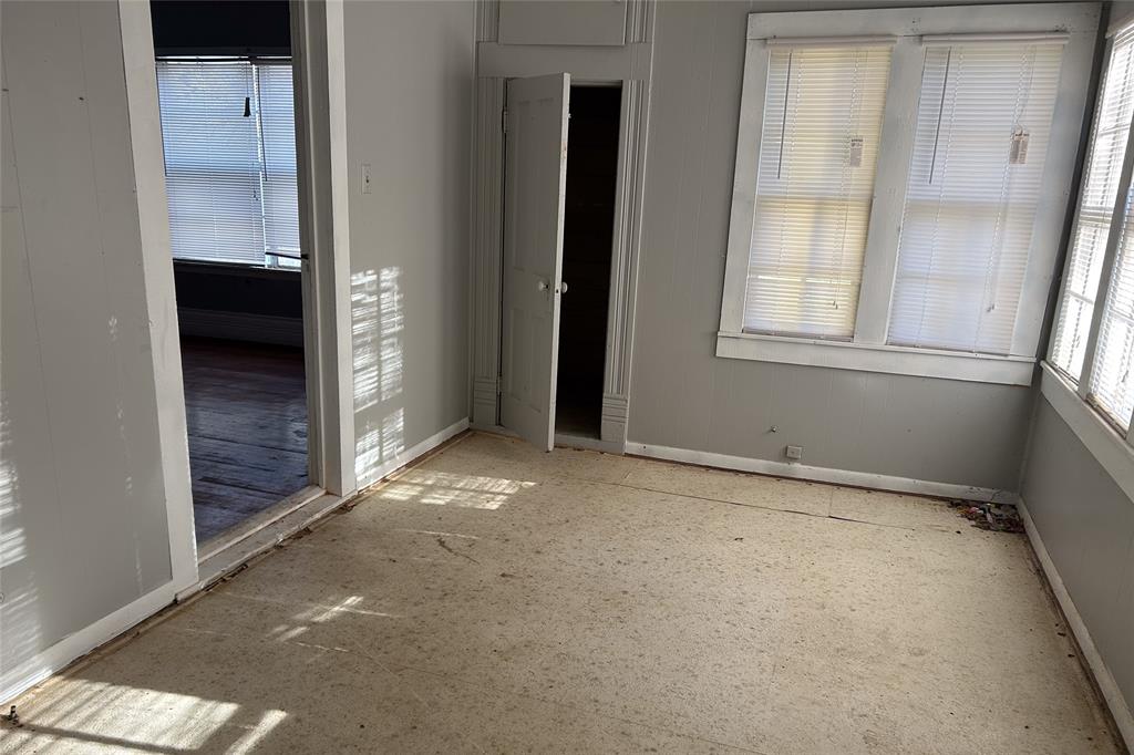701 South Clements Street Gainesville, TX 76240 - Photo 17 of 28 an empty room with windows