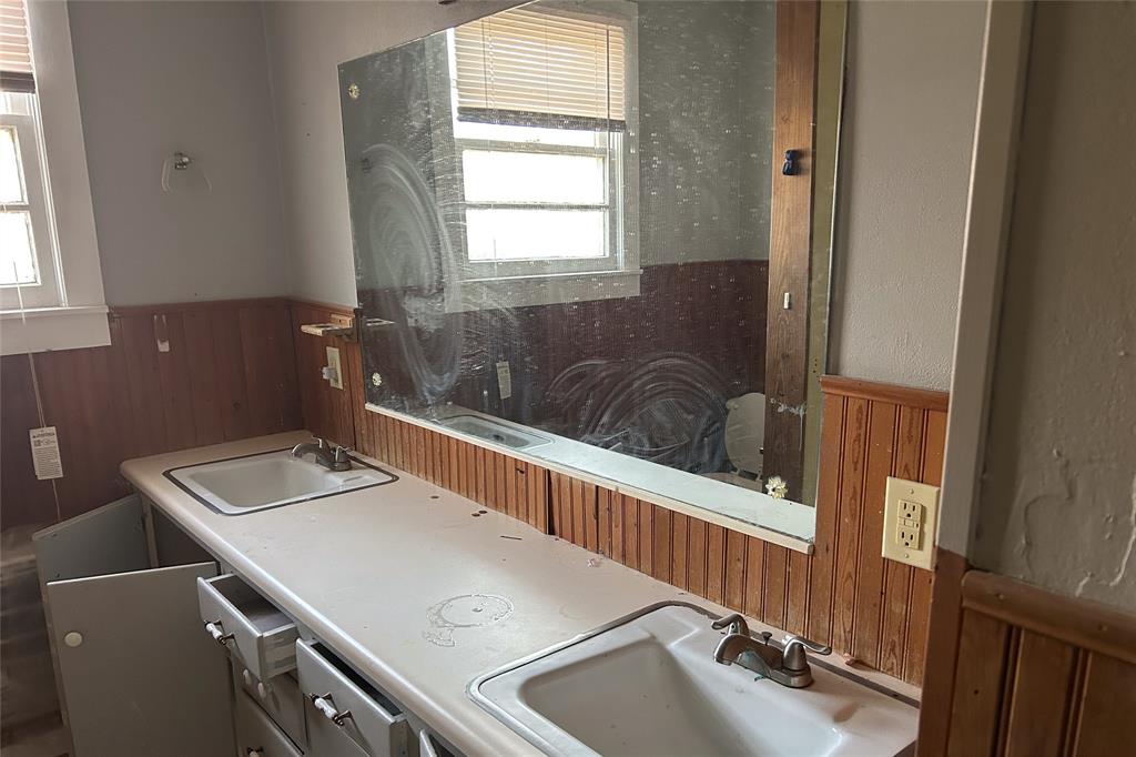 701 South Clements Street Gainesville, TX 76240 - Photo 27 of 28 a bathroom with a sink and a bathtub