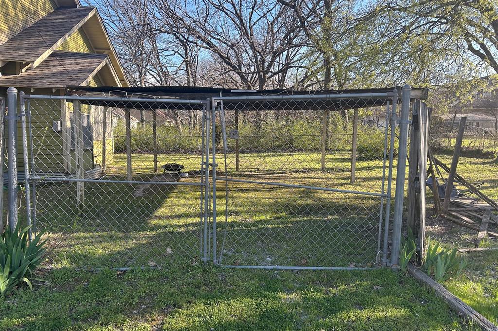 701 South Clements Street Gainesville, TX 76240 - Photo 3 of 28 a view of a backyard