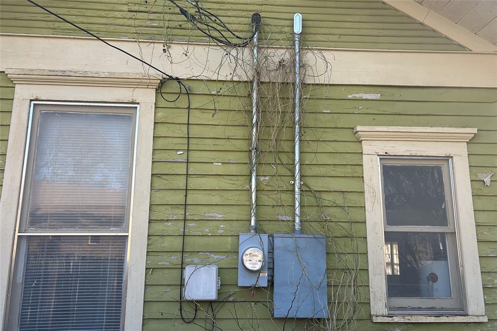 701 South Clements Street Gainesville, TX 76240 - Photo 4 of 28 a bathroom with a shower