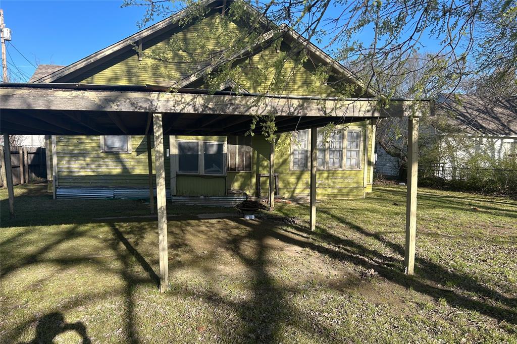 701 South Clements Street Gainesville, TX 76240 - Photo 5 of 28 a view of a balcony