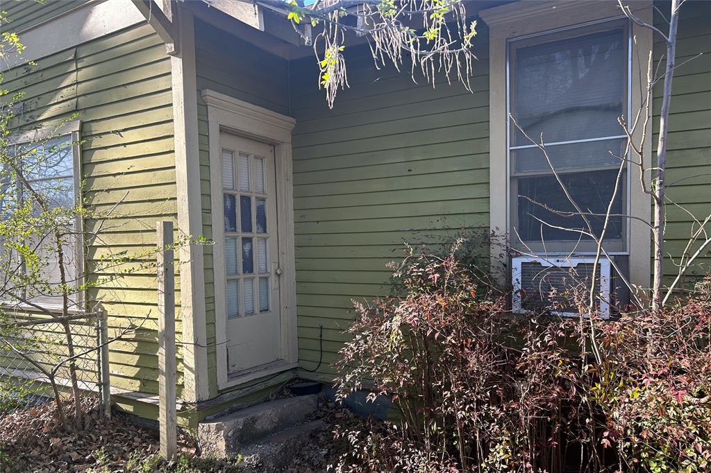 701 South Clements Street Gainesville, TX 76240 - Photo 7 of 28 a house with a outdoor space