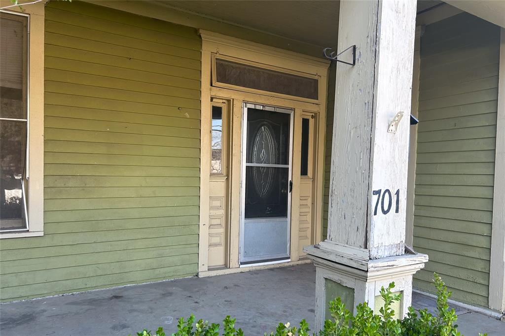 701 South Clements Street Gainesville, TX 76240 - Photo 8 of 28 a view of entrance
