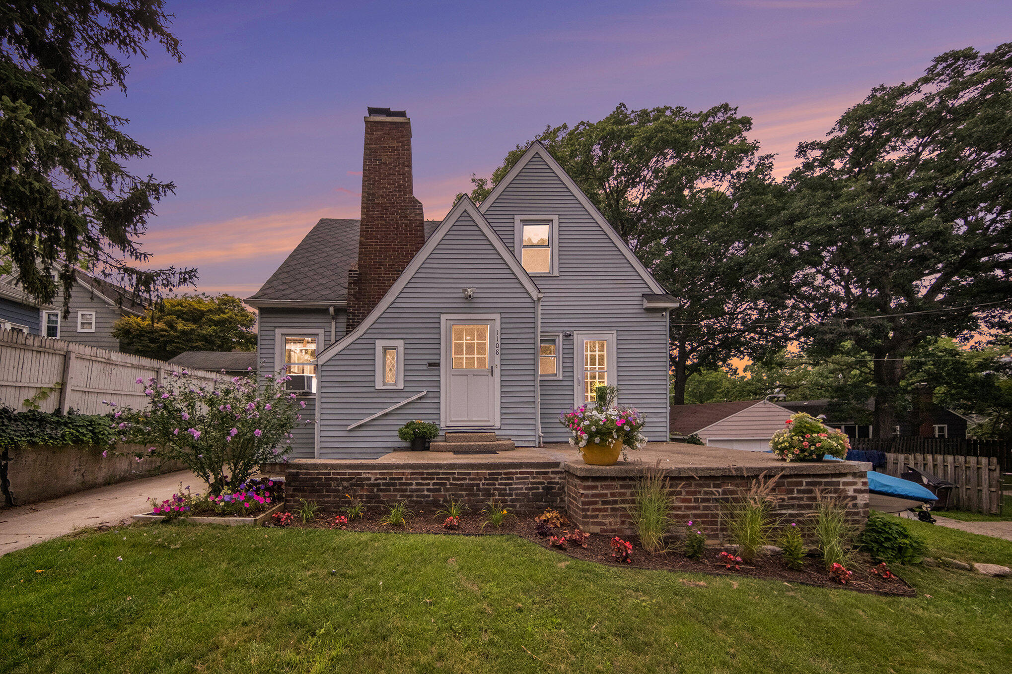 1108 Sixth Street Jackson, MI 49203 - Photo 1 of 18 001_sbp_29-twilight