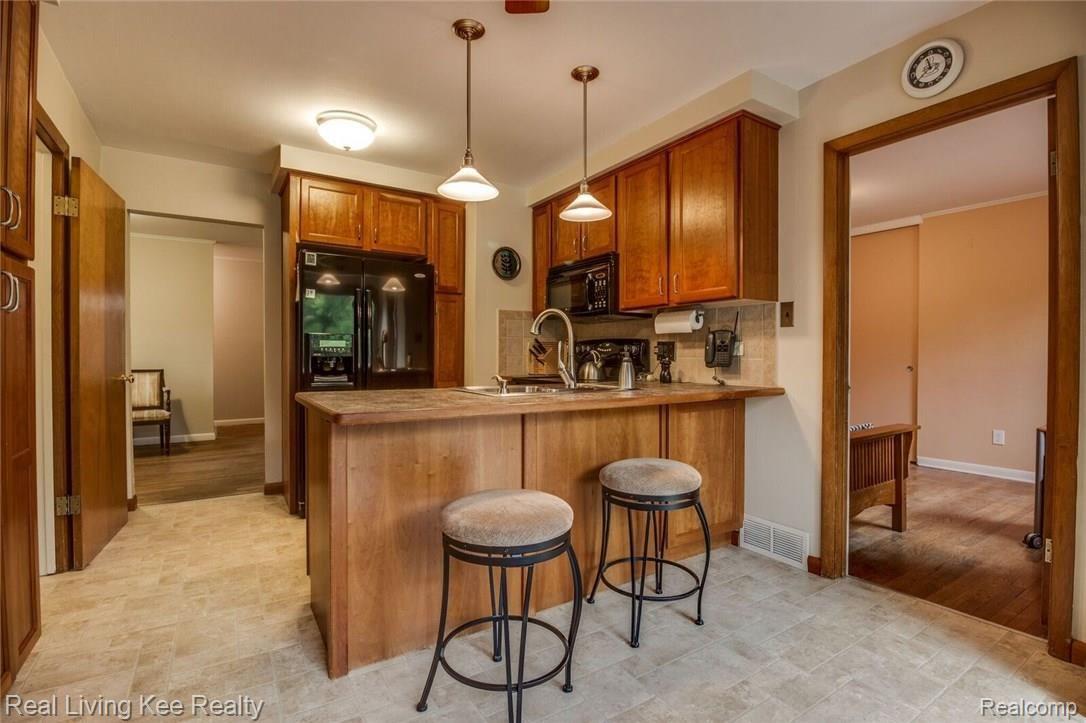 23940 Berg Road Southfield, MI 48033 - Photo 32 of 46 Interiors-32_preview.jpeg