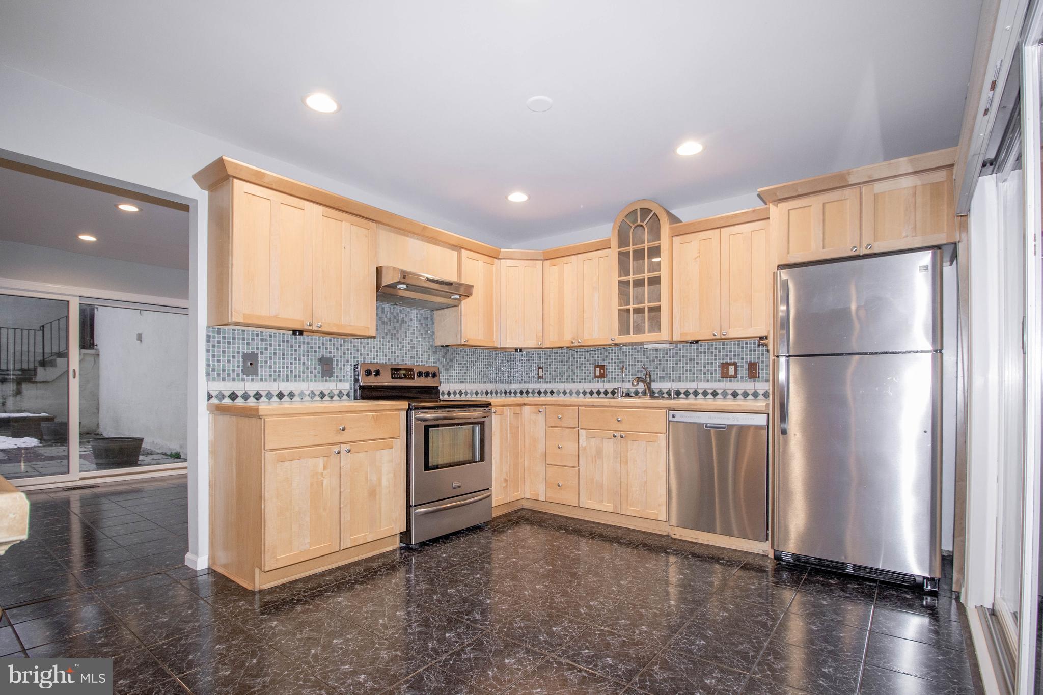 11660 Mediterranean Court Reston, VA 20190 - Photo 7 of 12 Tile backsplash