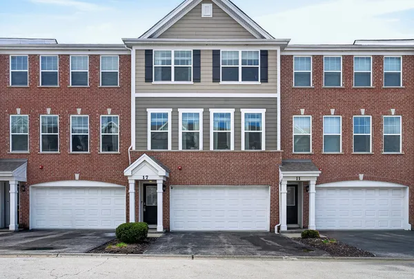 $460,000 | 17 Grey Wolf Drive, Wheeling, IL 60090