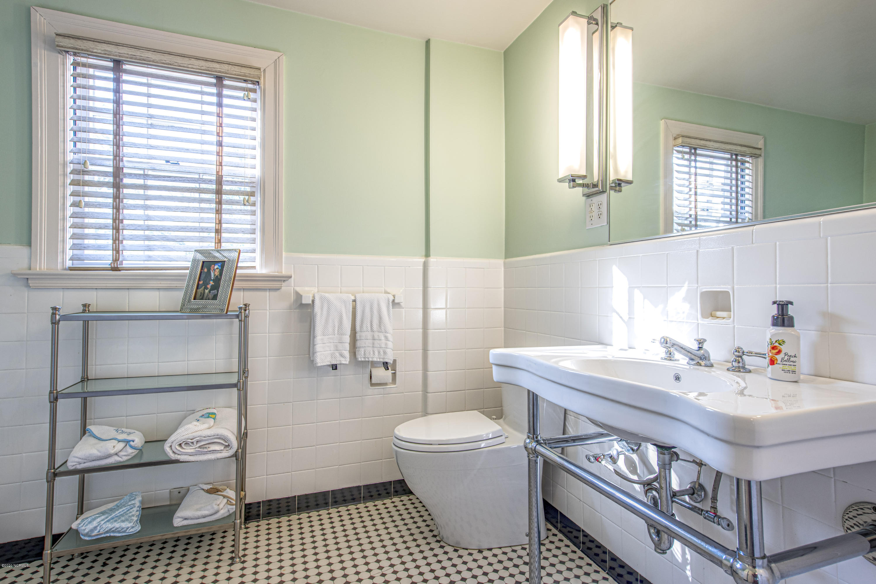 1509 Tryon Road New Bern, NC 28560 - Photo 32 of 43 Guest Bathroom