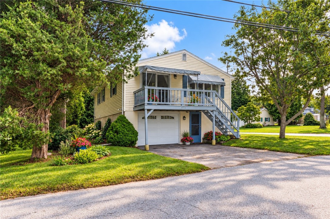975 Anthony Road Portsmouth, RI 02871 - Photo 2 of 38 Front of home
