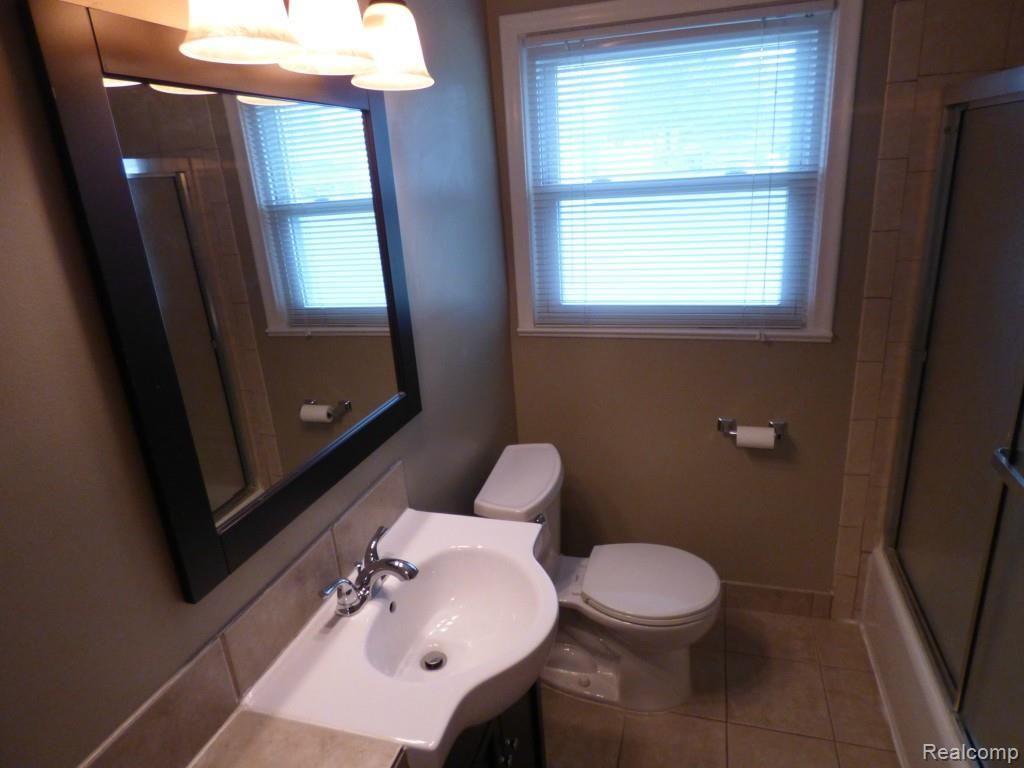 9818 Farmington Road Livonia, MI 48150 - Photo 10 of 34 P1080224.jpg