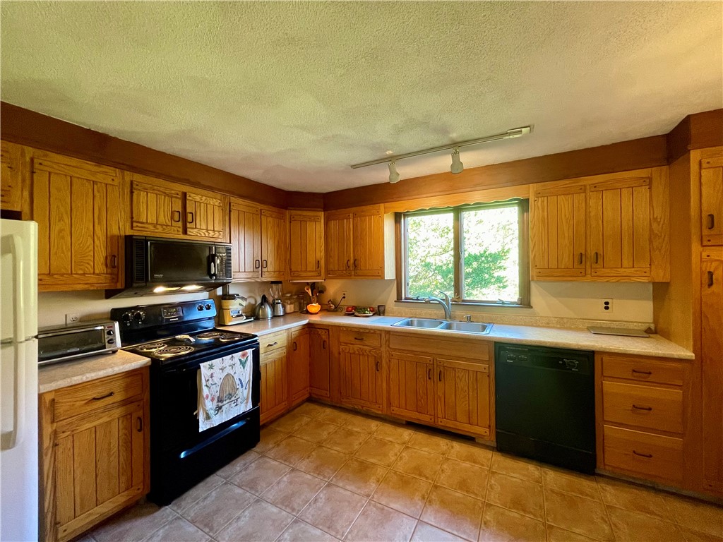 963 Seven Mile Road Cranston, RI 02831 - Photo 8 of 28