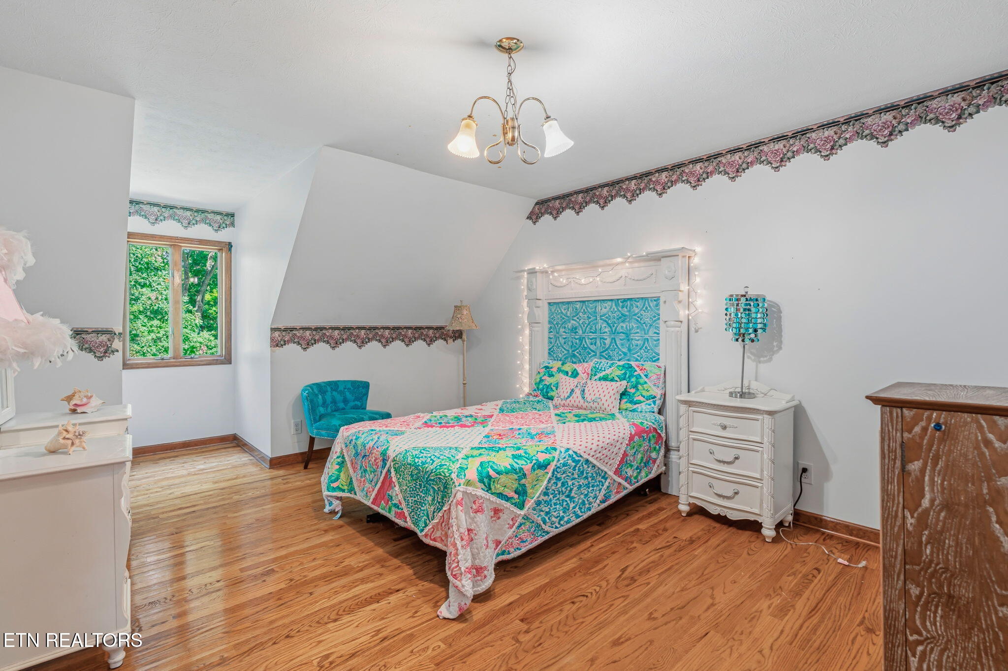 8708 Pedigo Ridge Road Powell, TN 37849 - Photo 34 of 59 Guest bedroom one with doormer