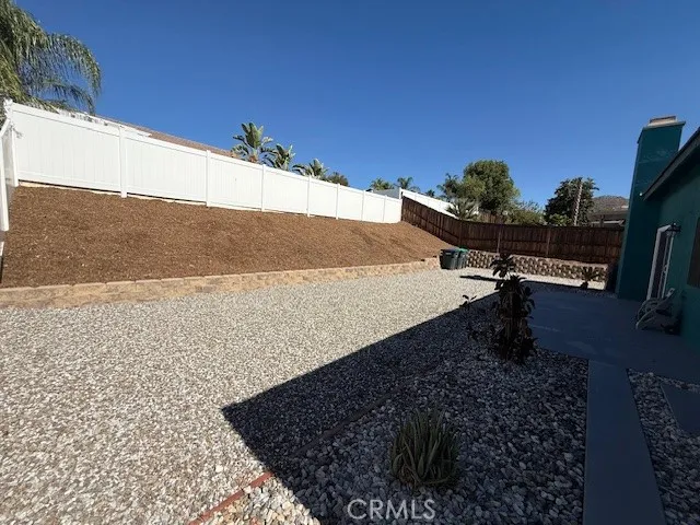 a view of a back yard