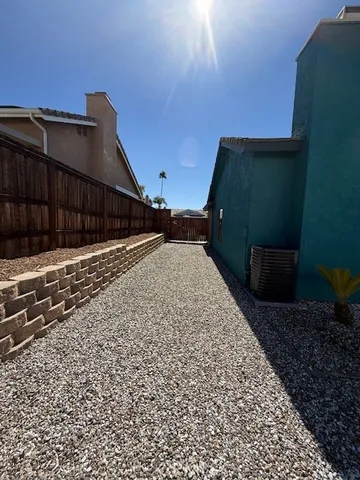 a view of a backyard