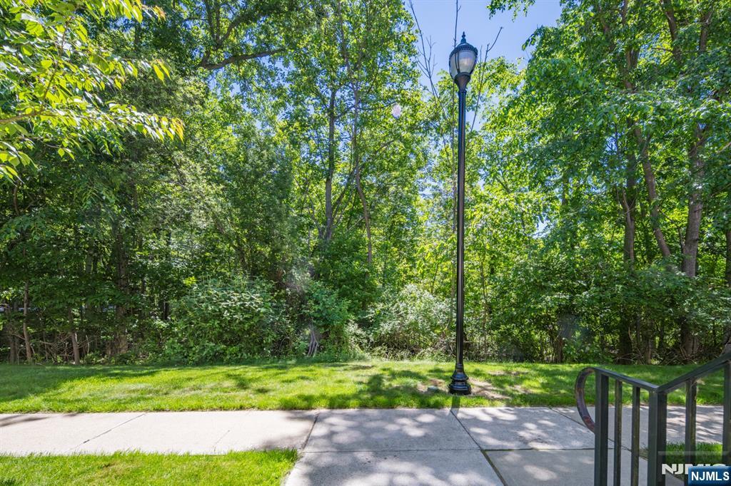 511 Quince Court Mahwah, NJ 07430 - Photo 4 of 29