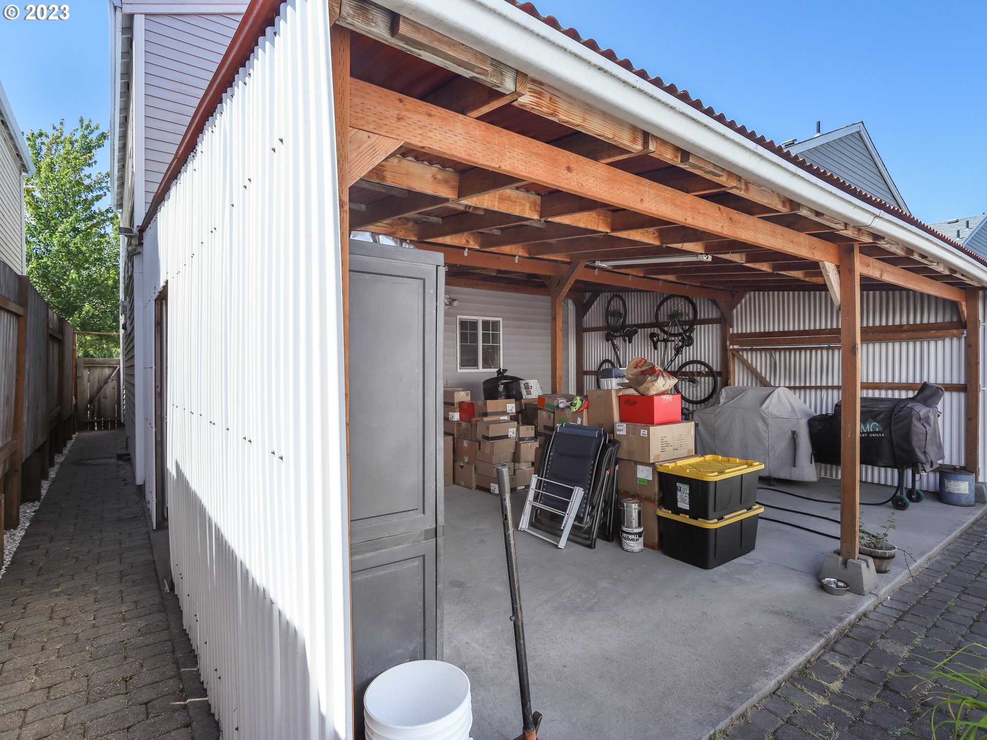 18533 Southwest Deloris Lane Beaverton, OR 97007 - Photo 38 of 43 a view of a chairs and tables in patio