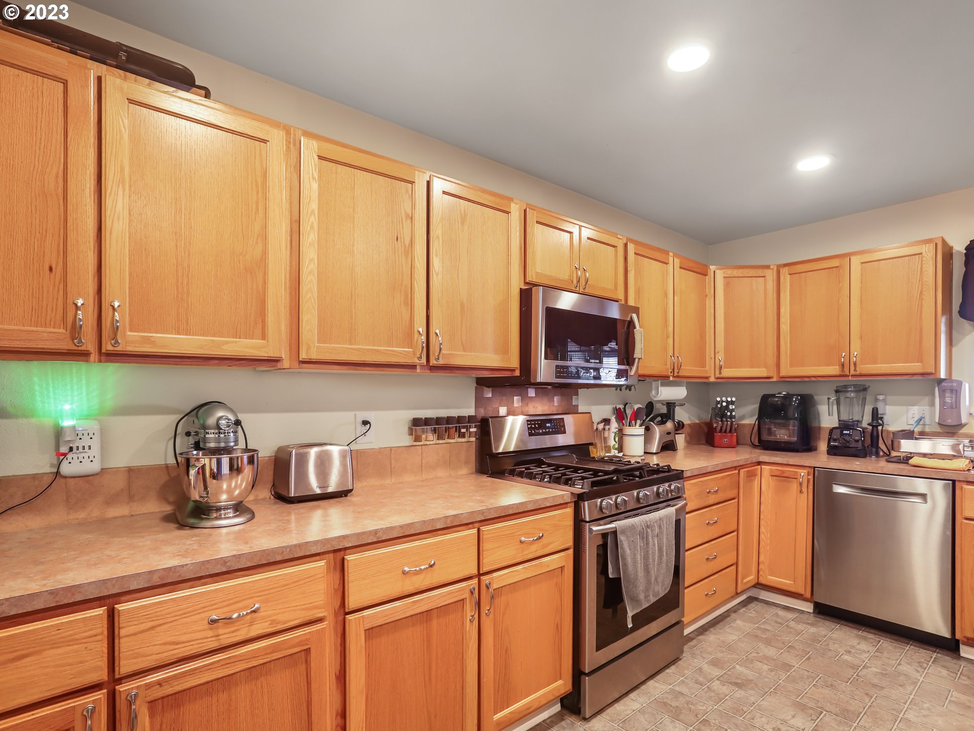 18533 Southwest Deloris Lane Beaverton, OR 97007 - Photo 5 of 43 a kitchen with cabinets appliances a sink and a counter top space