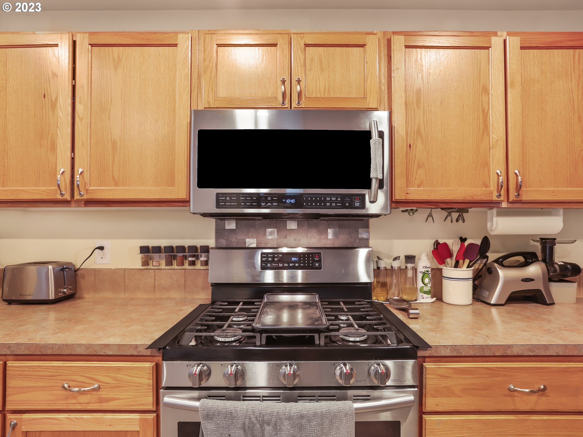 18533 Southwest Deloris Lane Beaverton, OR 97007 - Photo 7 of 43 a kitchen with a stove and a microwave