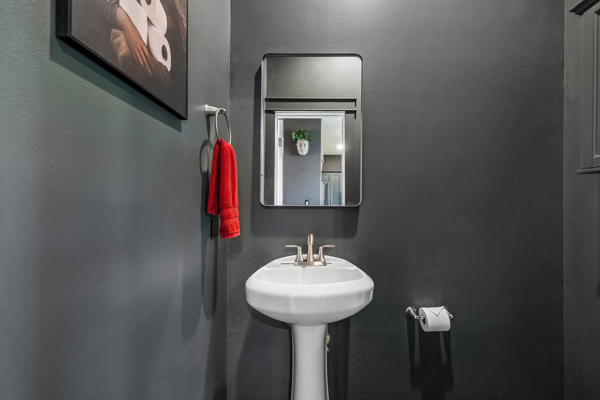624 East 28th Street Houston, TX 77008 - Photo 18 of 34 Convenient powder bath located on the main living level.