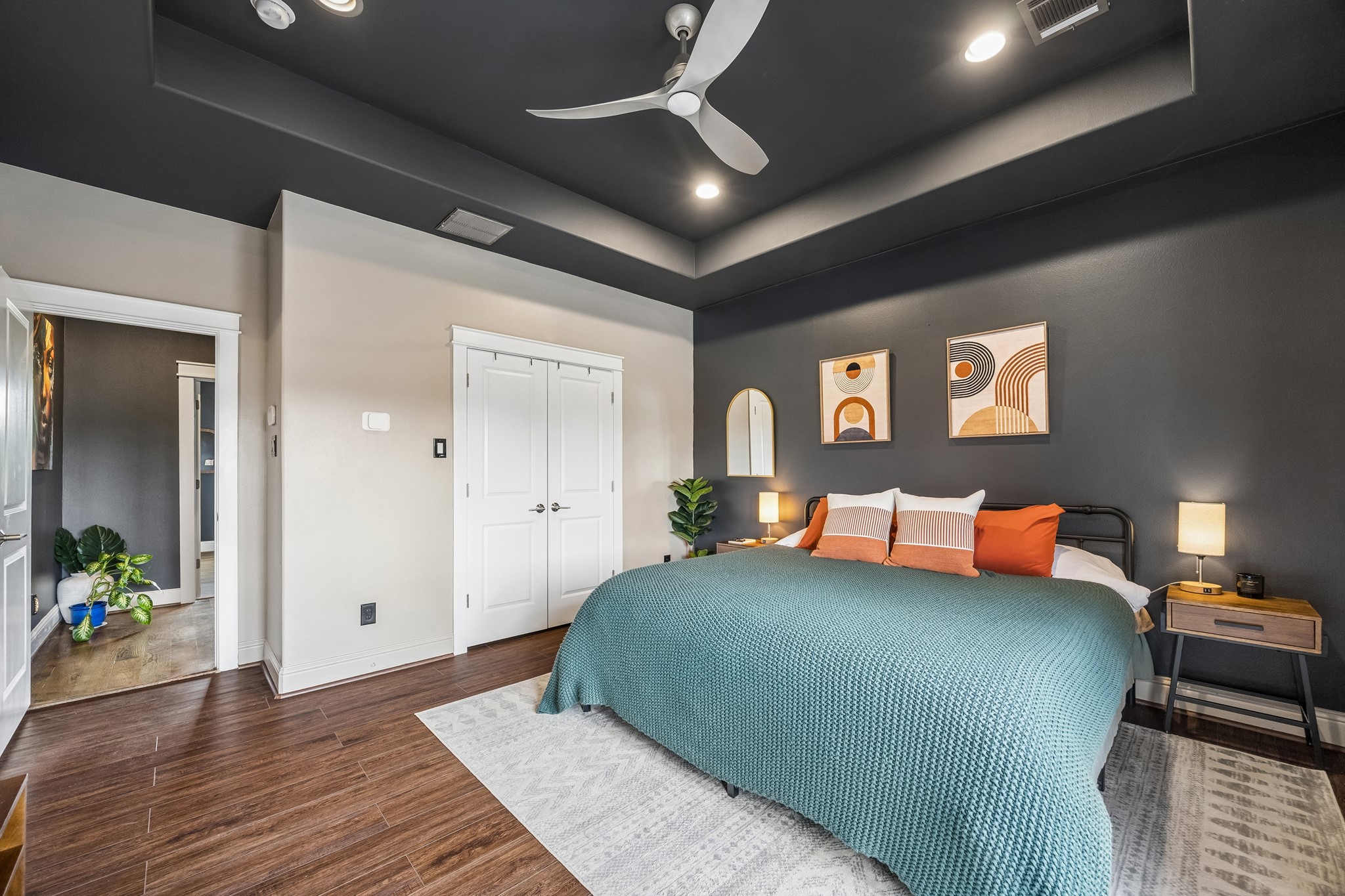 624 East 28th Street Houston, TX 77008 - Photo 21 of 34 a bedroom with a bed and a chandelier