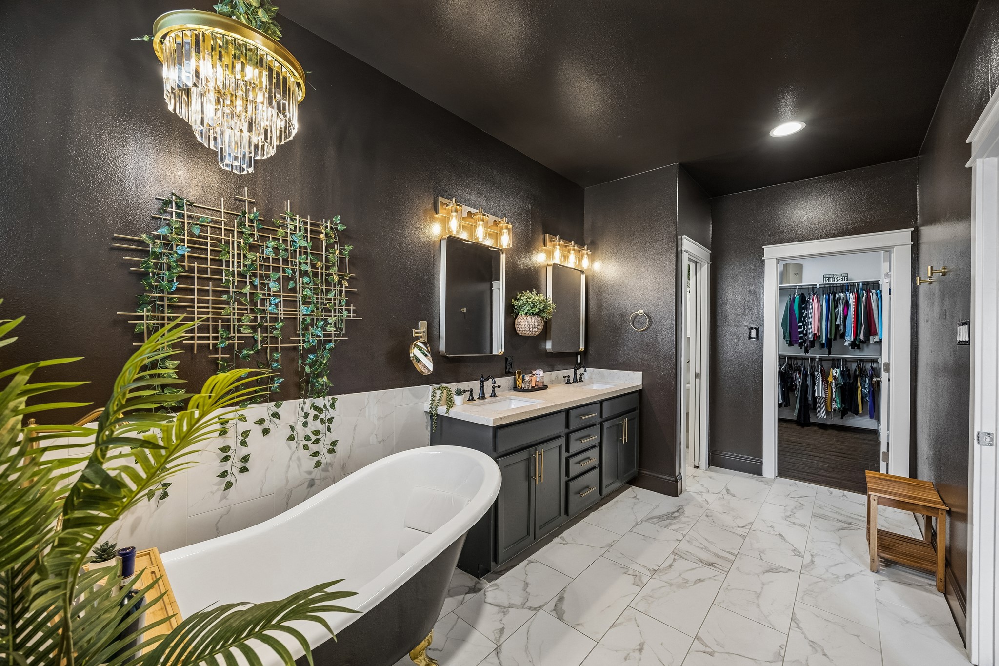 624 East 28th Street Houston, TX 77008 - Photo 24 of 34 a bathroom with a sink a chandelier and a mirror