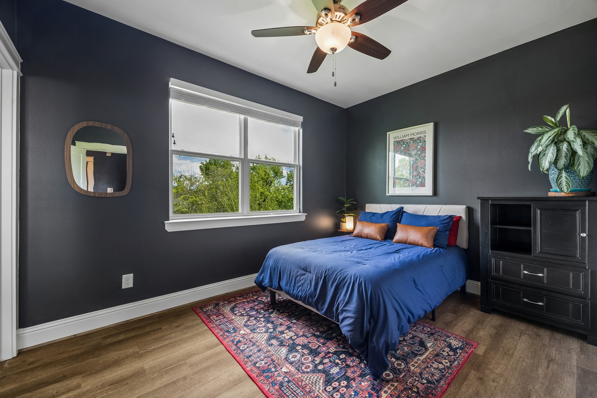 624 East 28th Street Houston, TX 77008 - Photo 26 of 34 Secondary bedroom with updated flooring, generous natural light, and treetop views.