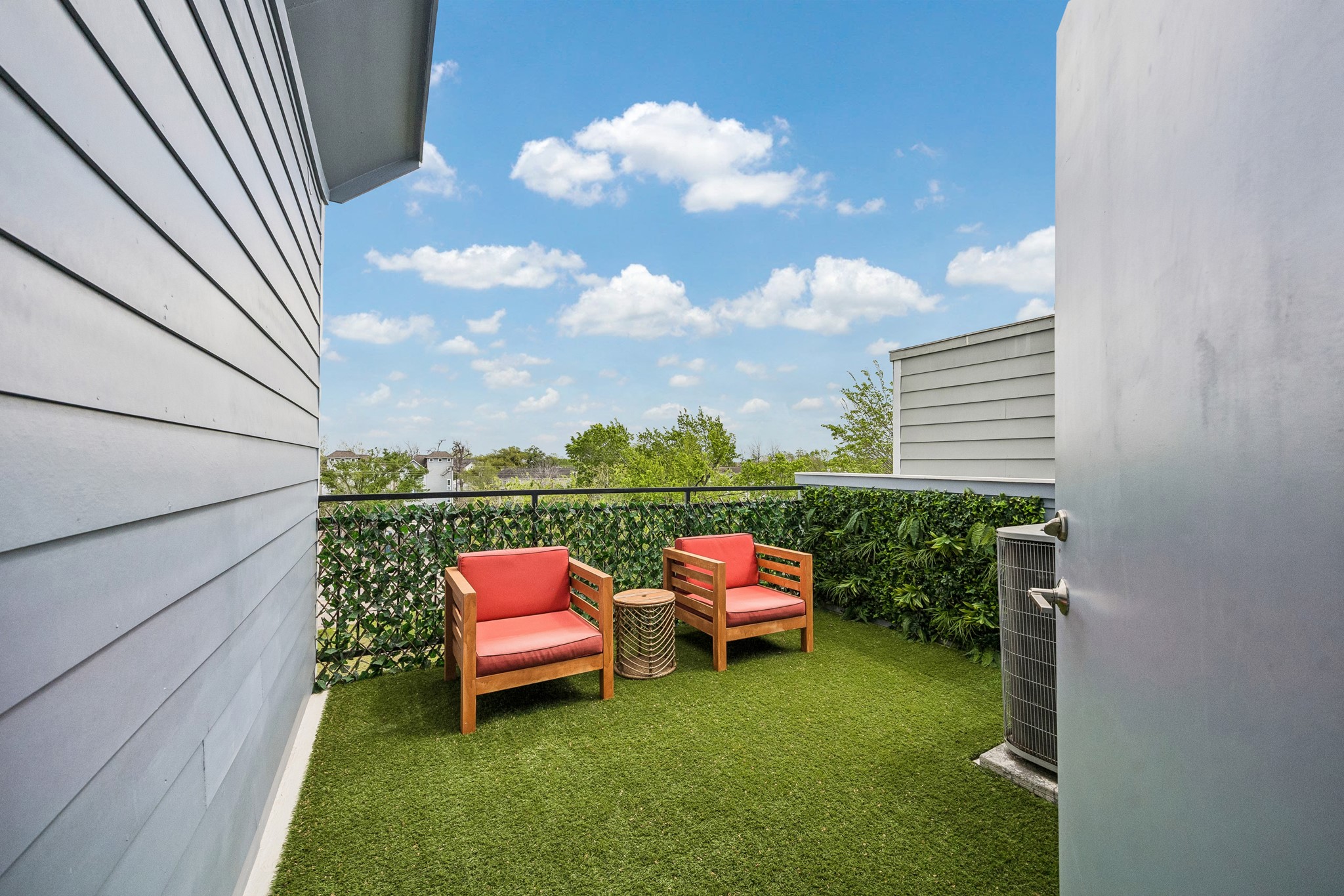 624 East 28th Street Houston, TX 77008 - Photo 29 of 34 Rooftop terrace with turf, creating an inviting outdoor retreat for relaxing or entertaining.