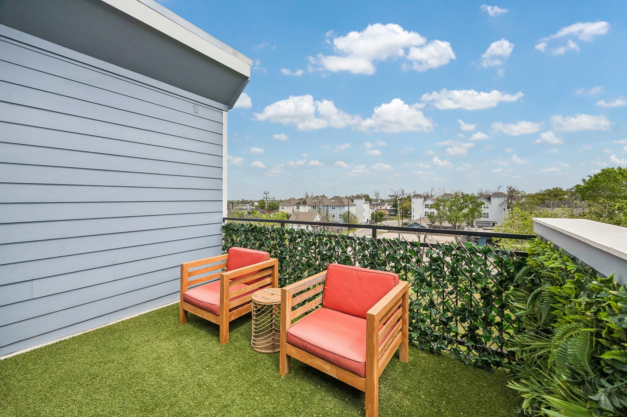624 East 28th Street Houston, TX 77008 - Photo 30 of 34 Another view of the rooftop terrace, offering an elevated outdoor space with turf and neighborhood views.