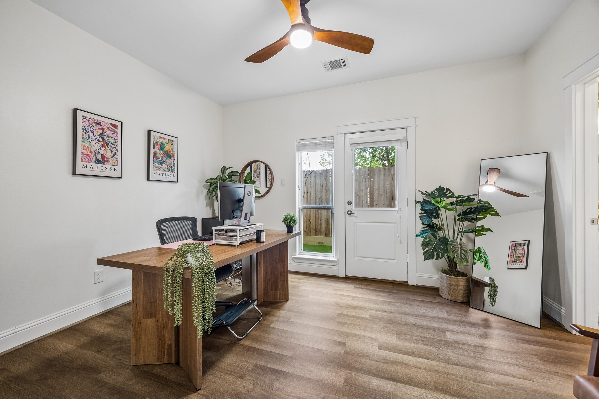 624 East 28th Street Houston, TX 77008 - Photo 3 of 34 First-floor bedroom or flex space with access to the turfed backyard, ideal for guests, a home office, or workout room.