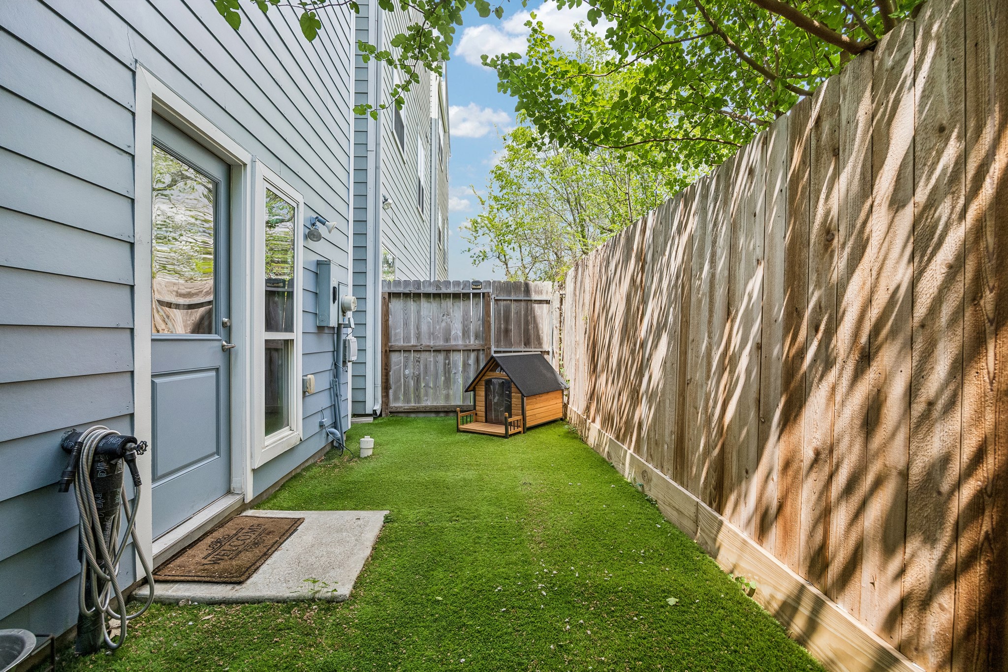 624 East 28th Street Houston, TX 77008 - Photo 4 of 34 Another view of the turfed backyard with room for outdoor seating or a small pet run.