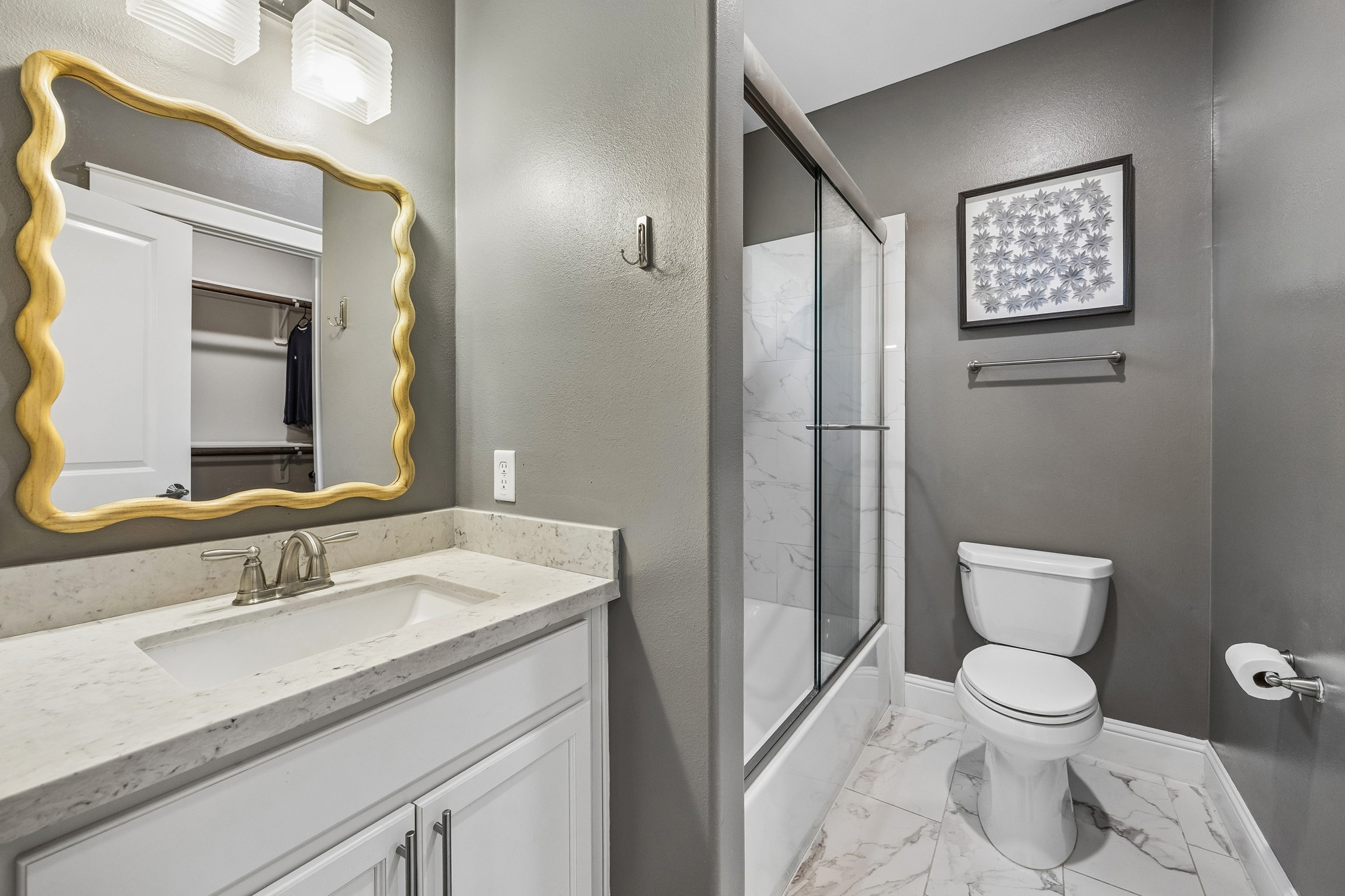 624 East 28th Street Houston, TX 77008 - Photo 7 of 34 Full bath serving the first-floor bedroom or flex space, featuring a quartz vanity and glass-enclosed shower.