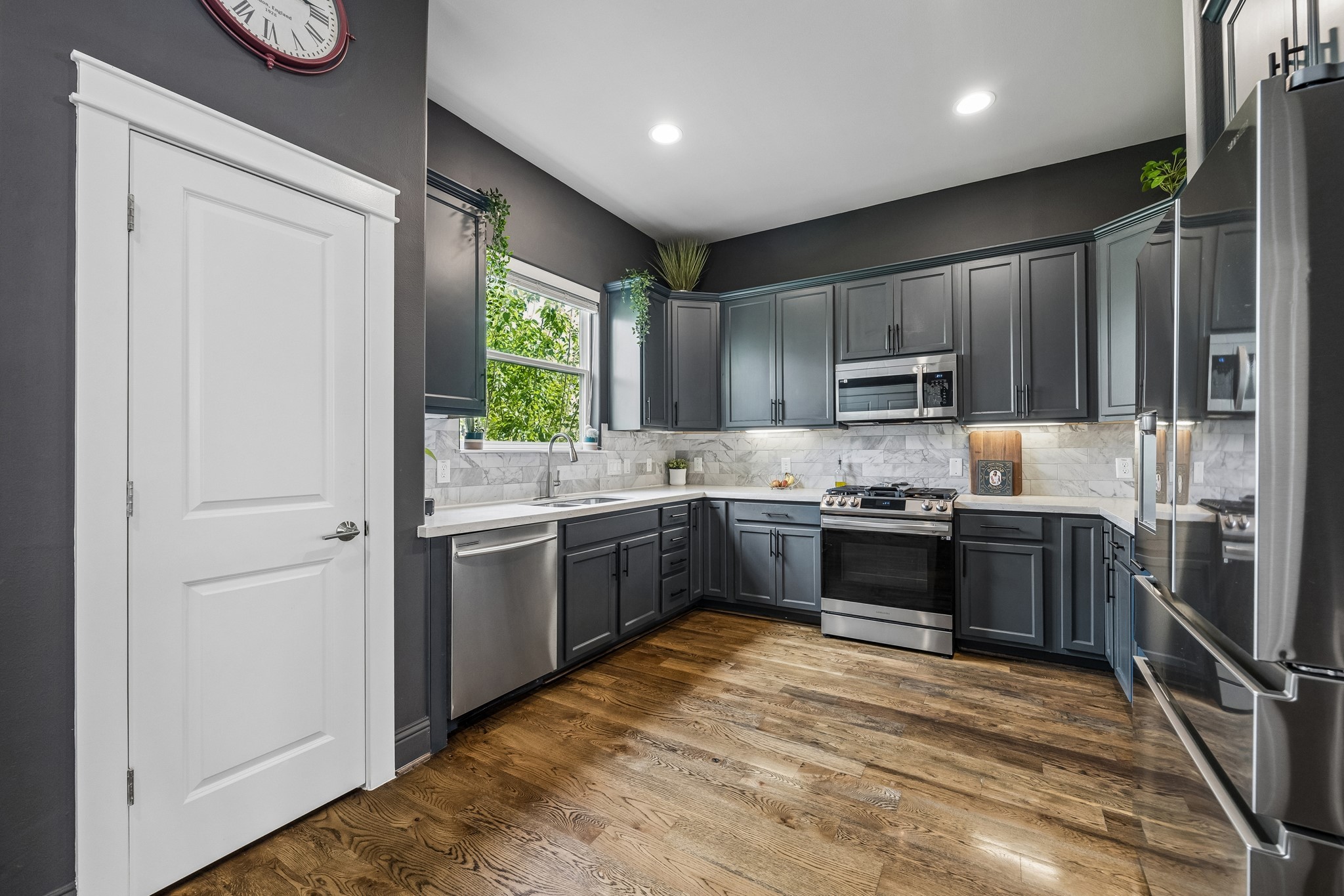 624 East 28th Street Houston, TX 77008 - Photo 9 of 34 a kitchen with kitchen island a counter top space stainless steel appliances and a window