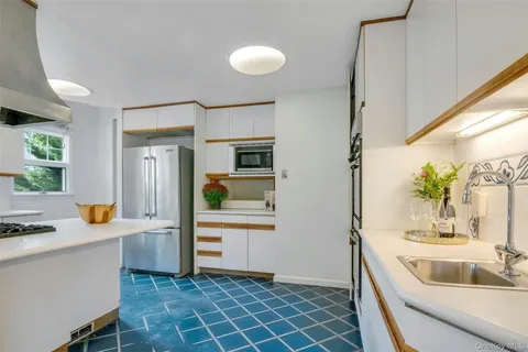 $1,798,000 | 145 Cliff Avenue, Pelham, NY 10803