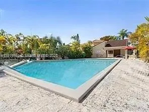 a view of the entrance front of the house