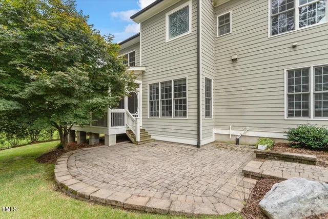 a view of a house with backyard