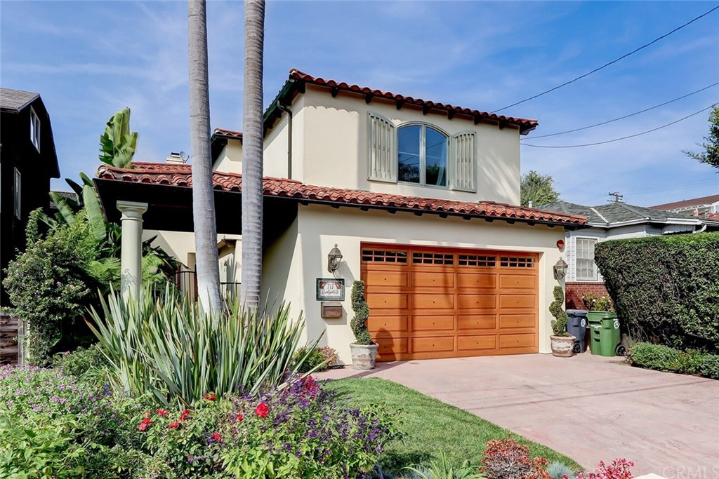 717 29th Street Manhattan Beach, CA 90266 - Photo 2 of 47 Two car driveway