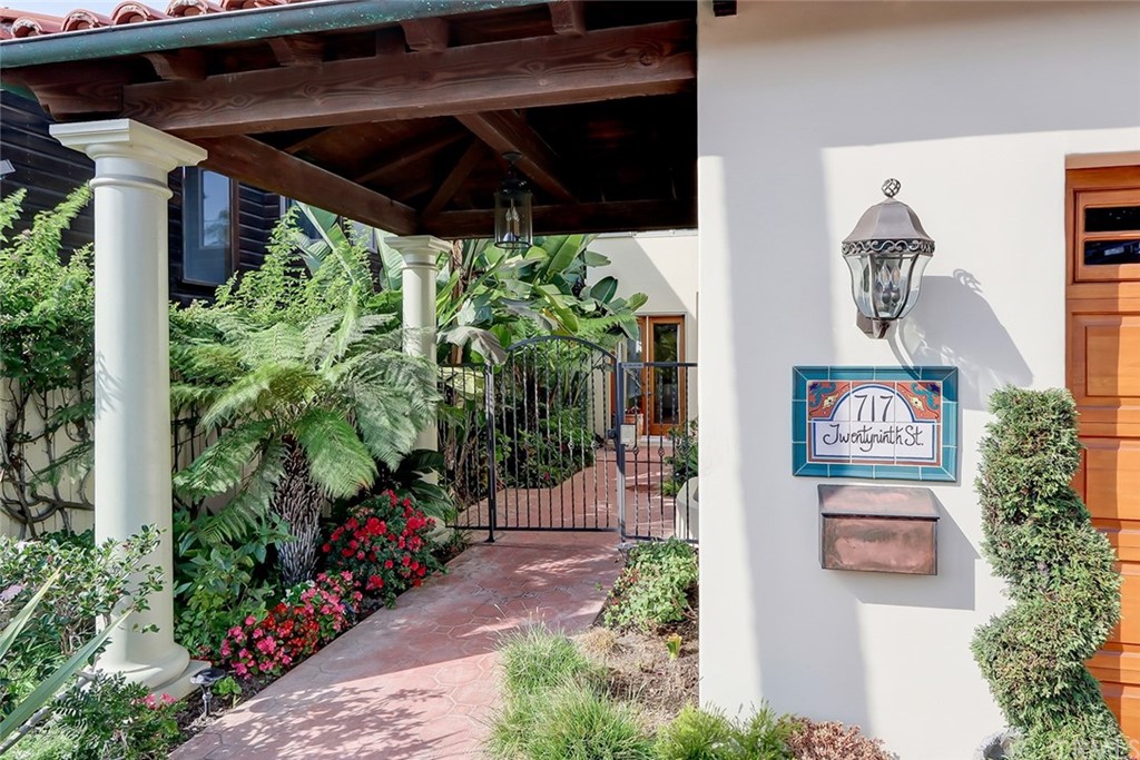 717 29th Street Manhattan Beach, CA 90266 - Photo 3 of 47 Private gated entry