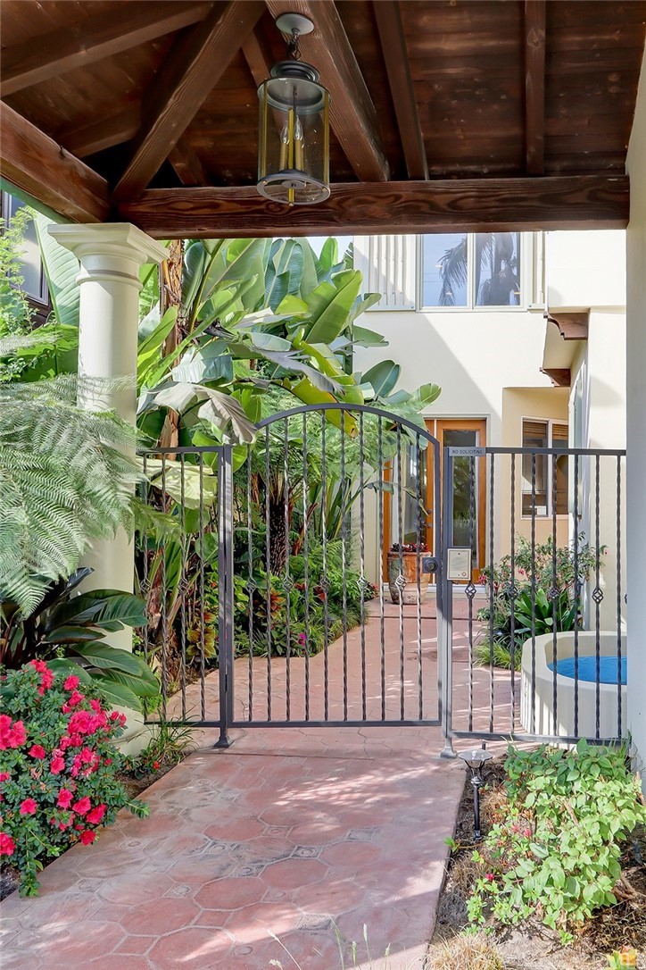 717 29th Street Manhattan Beach, CA 90266 - Photo 4 of 47 Mature lush landscaping