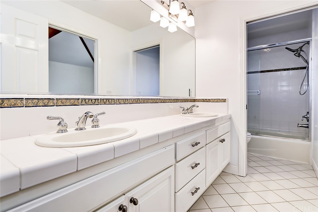 717 29th Street Manhattan Beach, CA 90266 - Photo 33 of 47 Jack-and-Jill bathroom with dual sinks