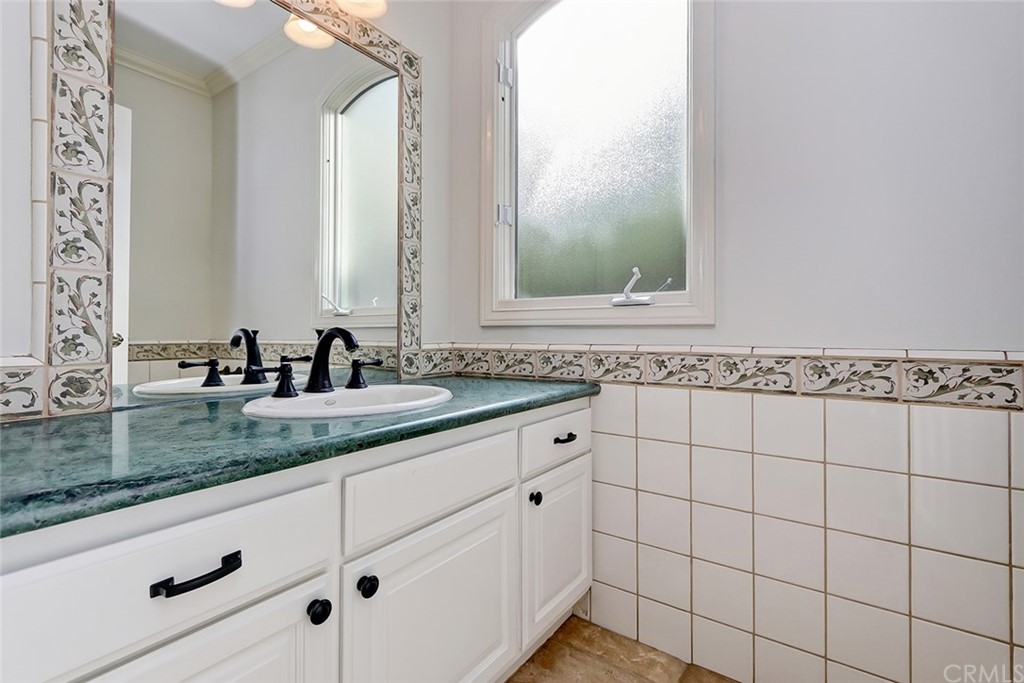 717 29th Street Manhattan Beach, CA 90266 - Photo 38 of 47 Entry level powder room