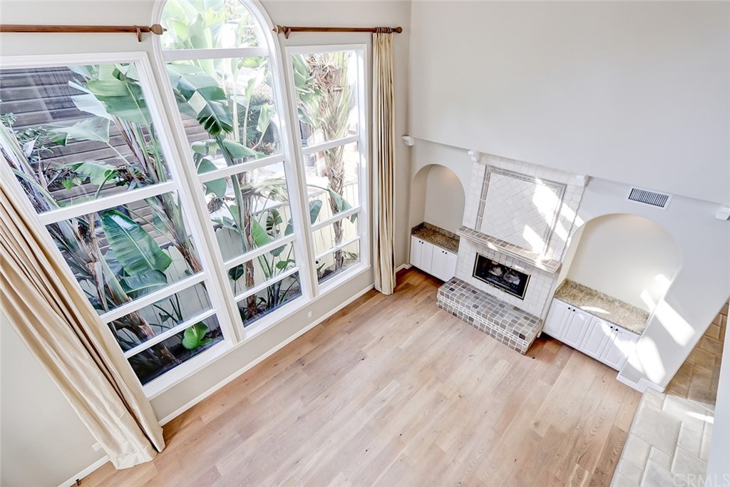 717 29th Street Manhattan Beach, CA 90266 - Photo 8 of 47 Floor-to-ceiling windows