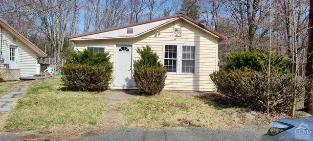 a view of a house with backyard and garden