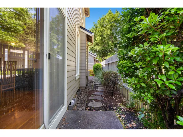 a view of backyard of the house